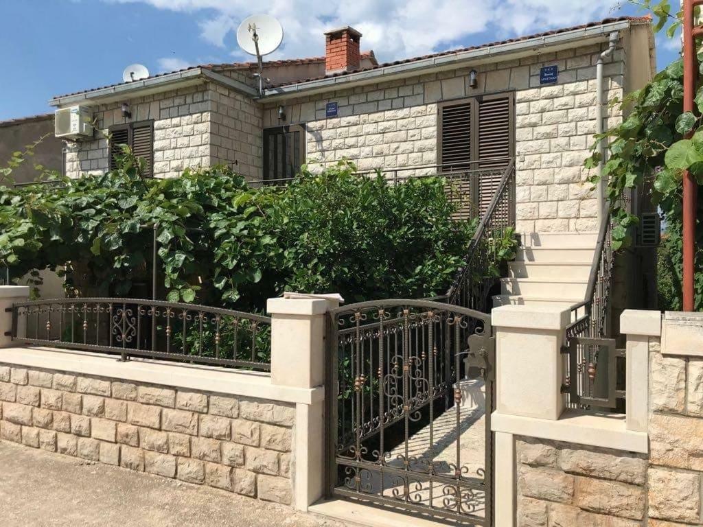 Apartmani Ivelic Supetar Exterior photo